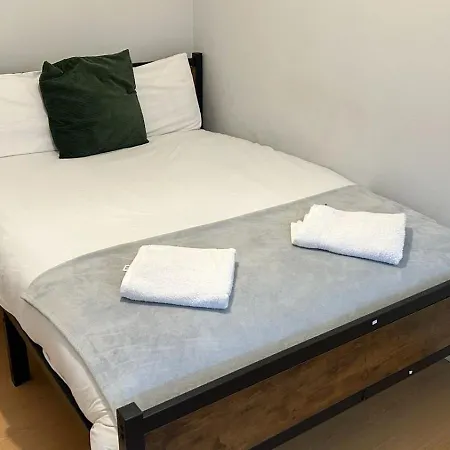 2 Bed Flat - Centre - For Relocatlors, Professionals, Long Rates Available *