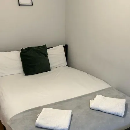 2 Bed Flat - Centre - For Relocatlors, Professionals, Long Rates Available *