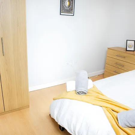 2 Bed Flat - Centre - For Relocatlors, Professionals, Long Rates Available *