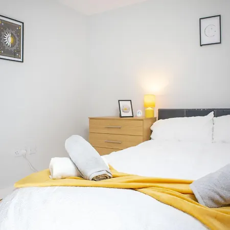 2 Bed Flat - Centre - For Relocatlors, Professionals, Long Rates Available דירה