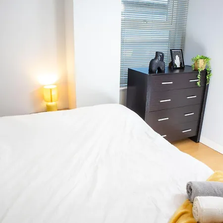 2 Bed Flat - Centre - For Relocatlors, Professionals, Long Rates Available * לידס