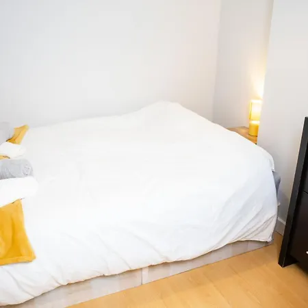 2 Bed Flat - Centre - For Relocatlors, Professionals, Long Rates Available