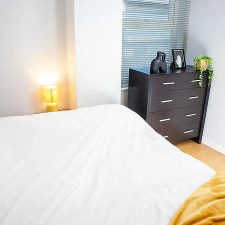 2 Bed Flat - Centre - For Relocatlors, Professionals, Long Rates Available דירה *