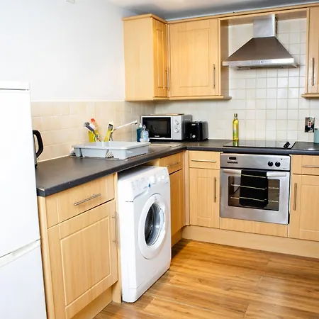 2 Bed Flat - Centre - For Relocatlors, Professionals, Long Rates Available * לידס