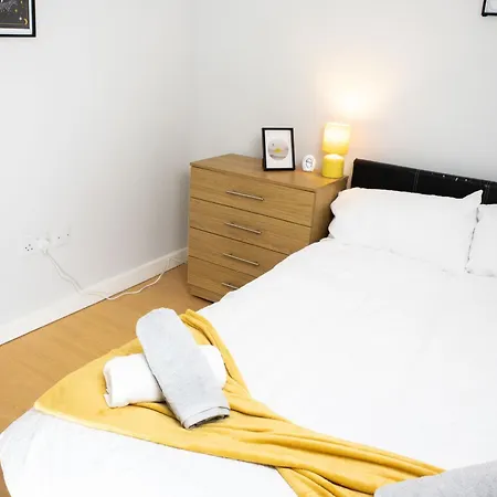 2 Bed Flat - Centre - For Relocatlors, Professionals, Long Rates Available דירה *