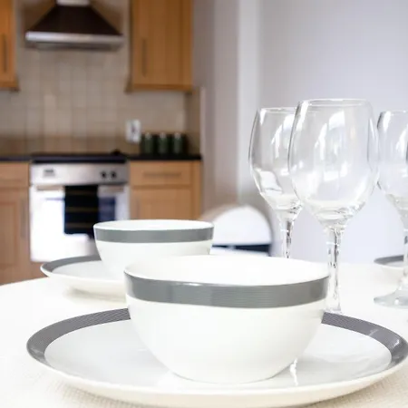 2 Bed Flat - Centre - For Relocatlors, Professionals, Long Rates Available *