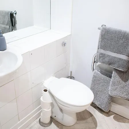 Apartment 2 Bed Flat - Leeds Centre - For Relocatlors, Professionals, Long Rates Available
