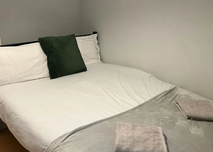 Апартаменти 2 Bed Flat - Centre - For Relocatlors, Professionals, Long Rates Available *