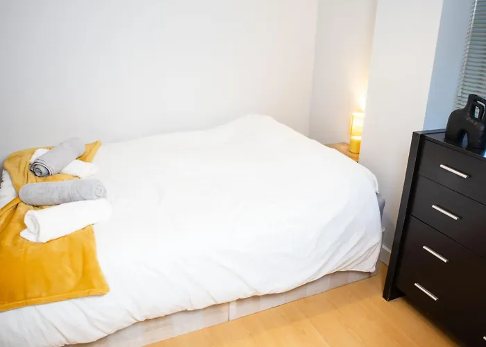 2 Bed Flat - Centre - For Relocatlors, Professionals, Long Rates Available