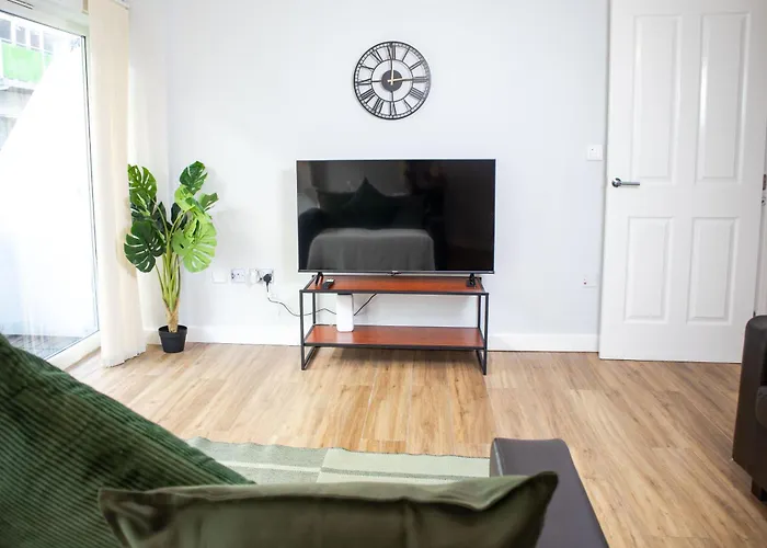 Апартаменти 2 Bed Flat - Centre - For Relocatlors, Professionals, Long Rates Available Лідс