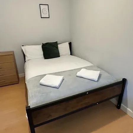 2 Bed Flat - Centre - For Relocatlors, Professionals, Long Rates Available *