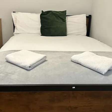 2 Bed Flat - Centre - For Relocatlors, Professionals, Long Rates Available *