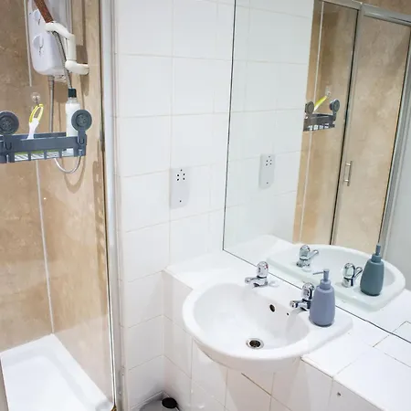 2 Bed Flat - Centre - For Relocatlors, Professionals, Long Rates Available Apartament *