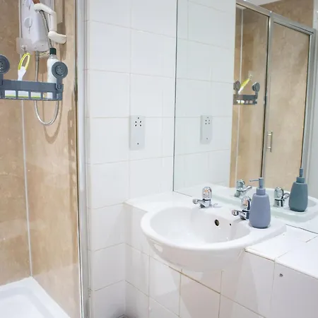 Apartament 2 Bed Flat - Centre - For Relocatlors, Professionals, Long Rates Available