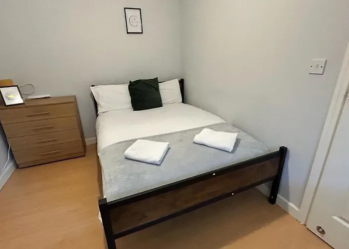 2 Bed Flat - Centre - For Relocatlors, Professionals, Long Rates Available *