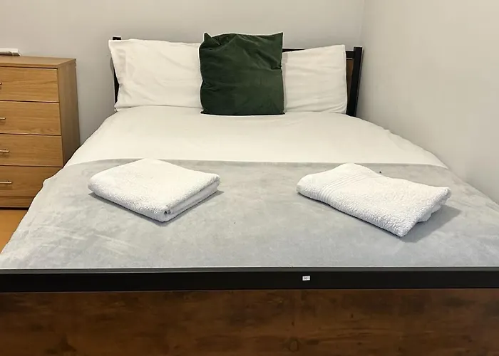 2 Bed Flat - Centre - For Relocatlors, Professionals, Long Rates Available *