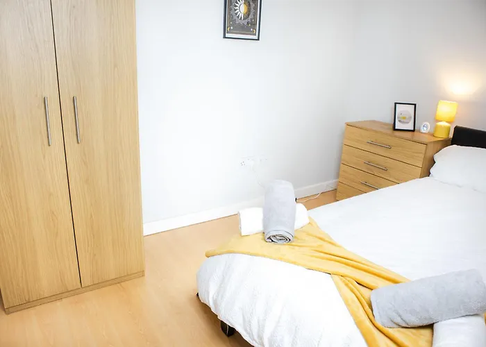 2 Bed Flat - Centre - For Relocatlors, Professionals, Long Rates Available *