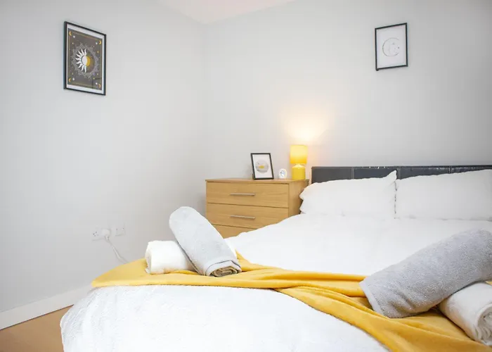 2 Bed Flat - Centre - For Relocatlors, Professionals, Long Rates Available דירה