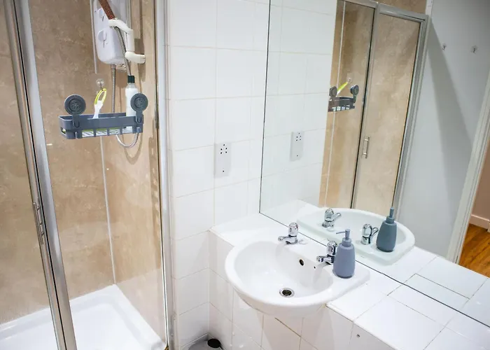 2 Bed Flat - Centre - For Relocatlors, Professionals, Long Rates Available דירה *