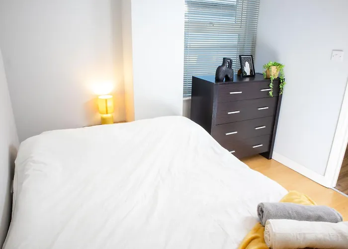 2 Bed Flat - Centre - For Relocatlors, Professionals, Long Rates Available * לידס