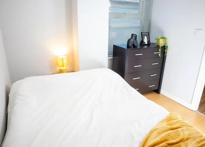 2 Bed Flat - Centre - For Relocatlors, Professionals, Long Rates Available דירה *