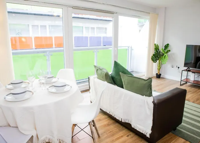 דירה 2 Bed Flat - Centre - For Relocatlors, Professionals, Long Rates Available *