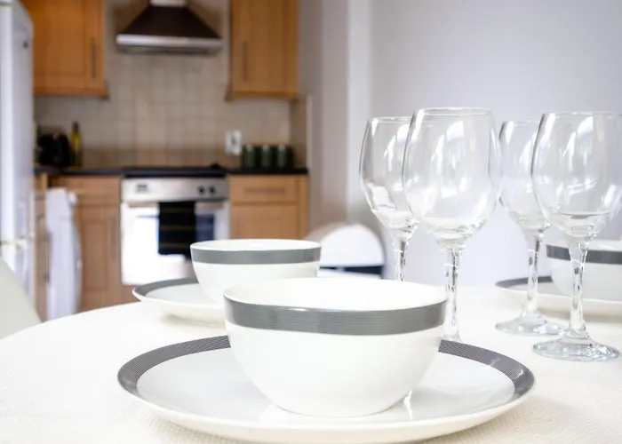 2 Bed Flat - Centre - For Relocatlors, Professionals, Long Rates Available *