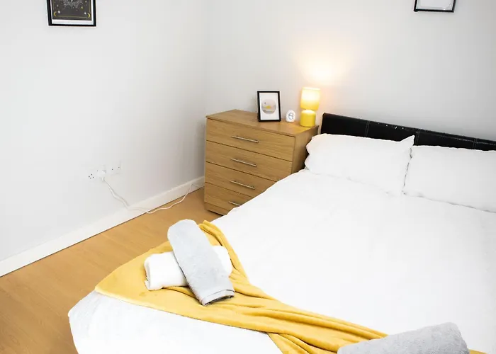 2 Bed Flat - Centre - For Relocatlors, Professionals, Long Rates Available דירה *